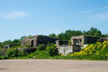 Parktaki eski terk edilmiş kale. 