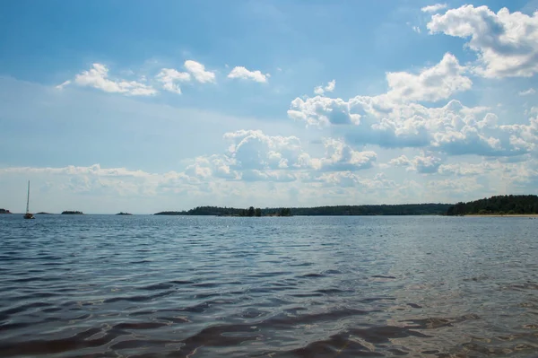 ラドーガ湖の青い水 — ストック写真