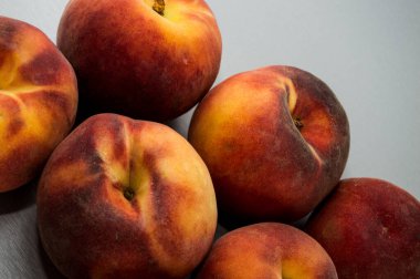 Masada taze şeftali var.