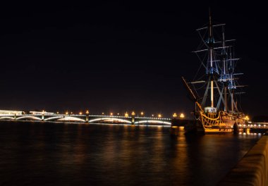 Nehirde bir gemi Gece şehir manzarasında