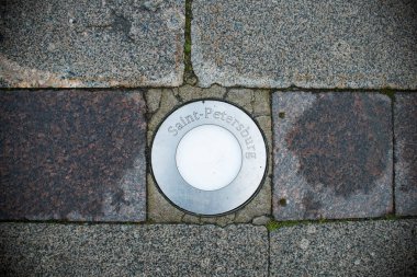 Saint Petersburg kaldırımında inşa edilmiş küçük bir lamba.