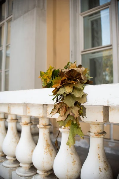 Gelbe Blätter Auf Der Veranda Und Dem Fenster Altbau — Stockfoto