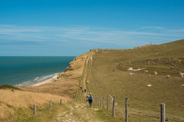 Opal Sahilindeki Kayalıklar ve Deniz