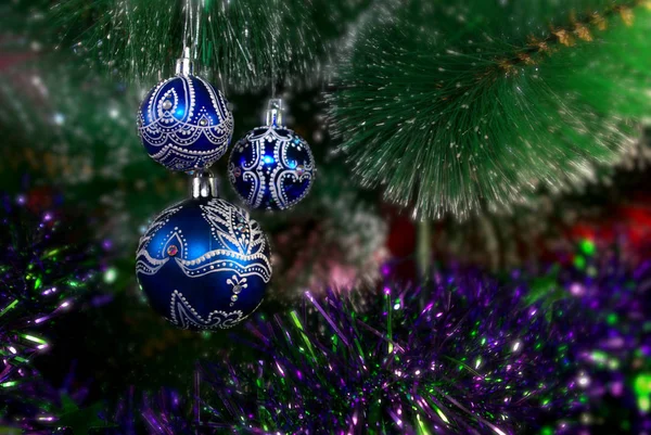 Úžasné Zblízka Zelené Borovice Vánoční Stromeček Jasné Hluboké Modré Koule — Stock fotografie