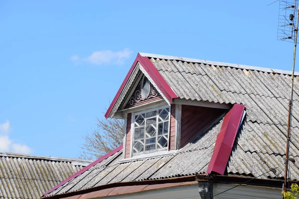 Alter Schiefer auf dem Dach. Das Dach des Hauses ist aus Schiefer. — Stockfoto