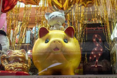 Çin yeni yılı 2019 China Town Milano adlı domuz onun geleneksel maskeleri ve kostümleri ve mahallenin sokaklarında onun alayı ile yıllık 