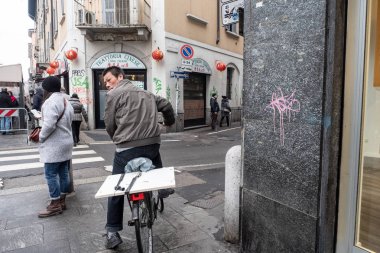 Giysi ve gastronomi mağazaları ve kentsel merkezi faaliyetleri ile Çin şehir Milano