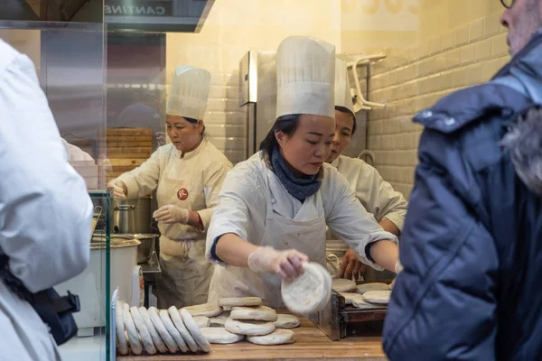 Giysi ve gastronomi mağazaları ve kentsel merkezi faaliyetleri ile Çin şehir Milano