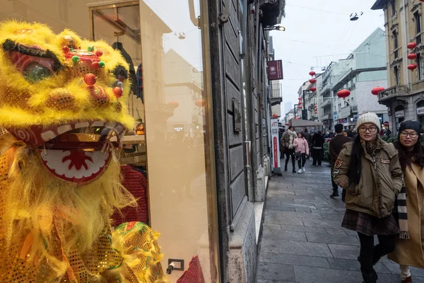 Giysi ve gastronomi mağazaları ve kentsel merkezi faaliyetleri ile Çin şehir Milano