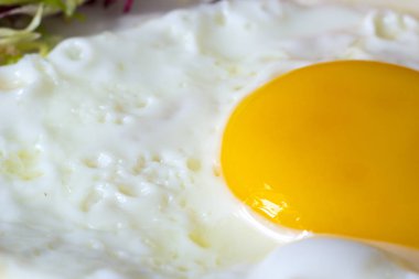 Sahanda yumurta ve yenmek için hazır