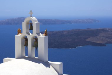 Klasik üç çan çan kulesi Santorini'de bir Rum Kilisesi