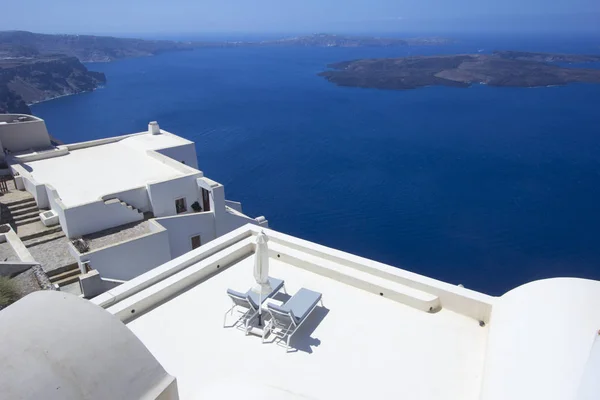 Şezlonglar Fira Santorini, Yunanistan ile denizde Teras