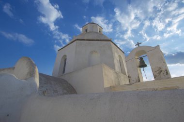 Eski bir kilise de Yunanistan ve mavi gökyüzü Fira Santorini köy içinde