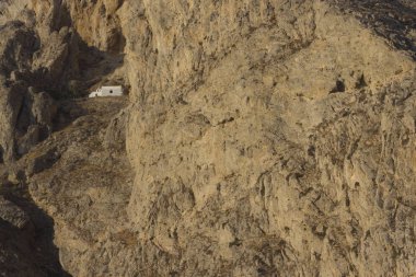 Panagia Katefiani küçük Manastırı Perissa Santorini'de kaya üzerinde