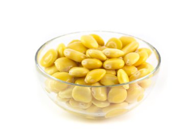 Luppini beyaz arka plan üzerinde izole kabuğu ile kase