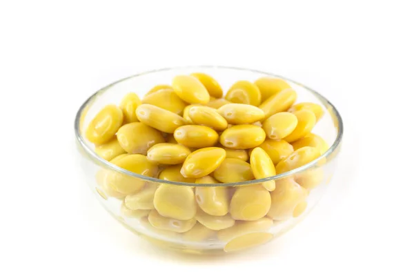 Luppini beyaz arka plan üzerinde izole kabuğu ile kase