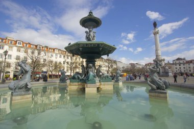 Rossio Meydanı çeşme ile Lizbon 