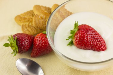 Cam fincan beyaz yoğurt ve çilek ve kahvaltı için çerezler