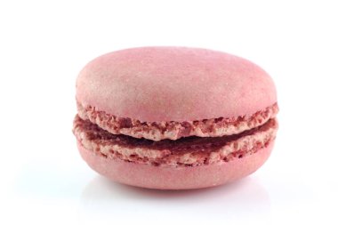 Macaron pembe çilek izole beyaz arka plan üzerinde
