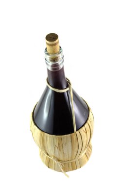 Beyaz arka plan üzerinde izole kap ile kırmızı şarap şişesi