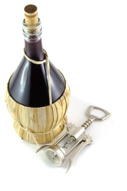 Beyaz arka plan üzerinde izole tirbuşon ile kırmızı şarap şişesi