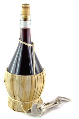 Beyaz arka plan üzerinde izole tirbuşon ile kırmızı şarap şişesi