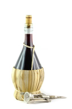 Beyaz arka plan üzerinde izole tirbuşon ile kırmızı şarap şişesi