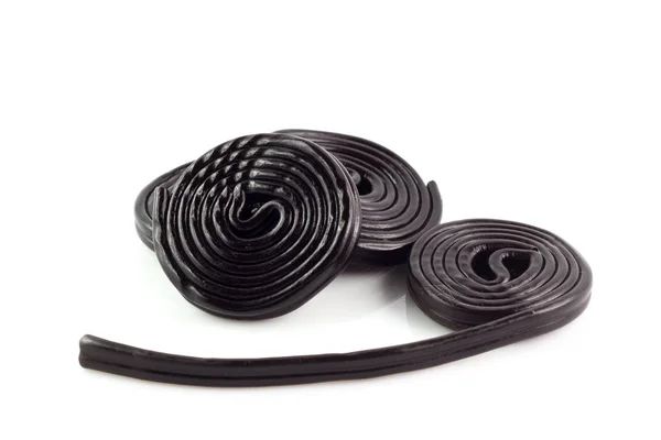 Tatlı meyan kökü beyaz arka plan üzerinde izole jantlar