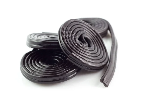 Tatlı meyan kökü beyaz arka plan üzerinde izole jantlar