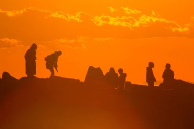 Kırmızı günbatımı arka planda kıyısında backlight resimler kontrast