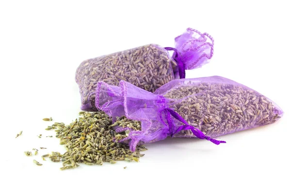 Kokulu lavanta torbaları izole beyaz bir arka plan üzerinde