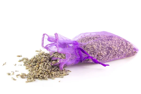 Kokulu lavanta torbaları izole beyaz bir arka plan üzerinde