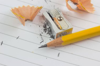 Kalem ve çizgili defter kağıt üzerinde keskinleşmiş