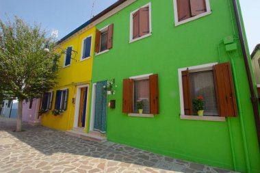 El yapımı dantel ile bilinen Venedik 'teki Burano adasındaki renkli kanallar ve evler 