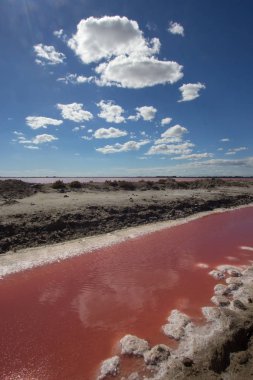 Camargue Fransa 'da Giraud kırmızı tuz tava 