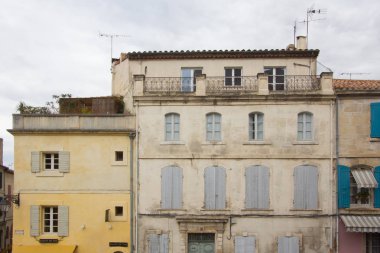 Arles şehrinin sokakları arenaya yakın evler