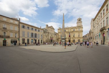 Arles şehrinin sokakları meydandaki atlıkarınca