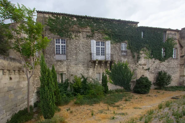 Die Straßen Der Stadt Arles Die Häuser Mit Den Kletterpflanzen — Stockfoto