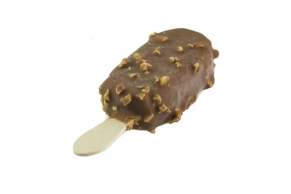 Çikolata ve fındık parçaları ile kaplı sopa ile dondurma 