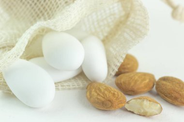 Tören ve yıldönümü ve kutlamalar için beyaz konfeti Çanta 