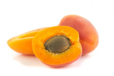 Beyaz arka planda izole kayısı grubu bazı yarısında kesilmiş 