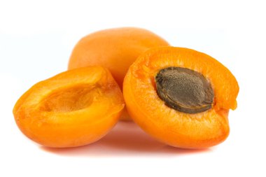 Beyaz arka planda izole kayısı grubu bazı yarısında kesilmiş 