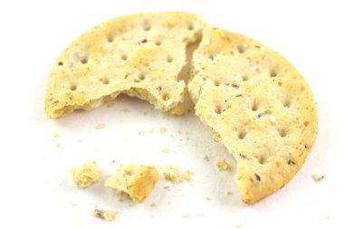 Beyaz arka planda yalıtılmış parçalanmış yuvarlak Krakerler