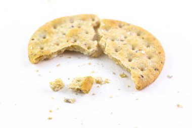 Beyaz arka planda yalıtılmış parçalanmış yuvarlak Krakerler