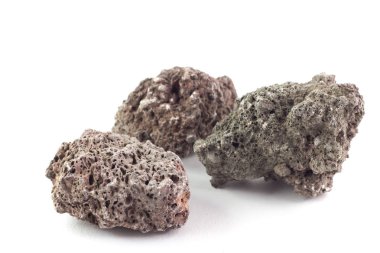 Beyaz arka planda izole edilmiş volkanik taşların makrosu