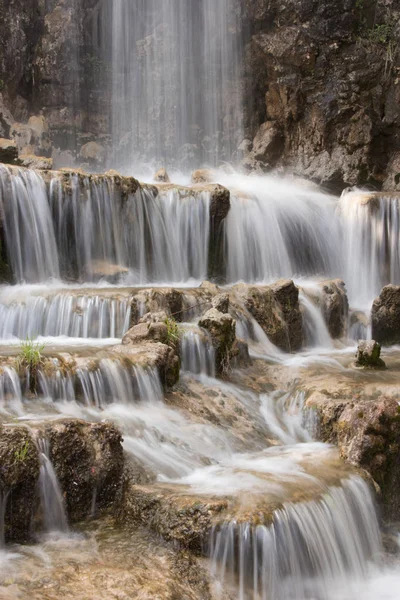 Água Cachoeira Sobre Pedras Efeito Água Caindo Topo — Fotografia de Stock