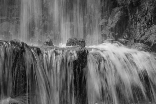 Cascada Agua Las Piedras Efecto Agua Cayendo Desde Parte Superior — Foto de Stock