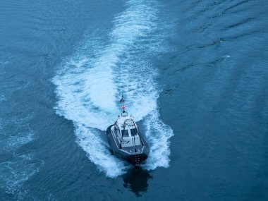 Cenova limanında pilot tekne