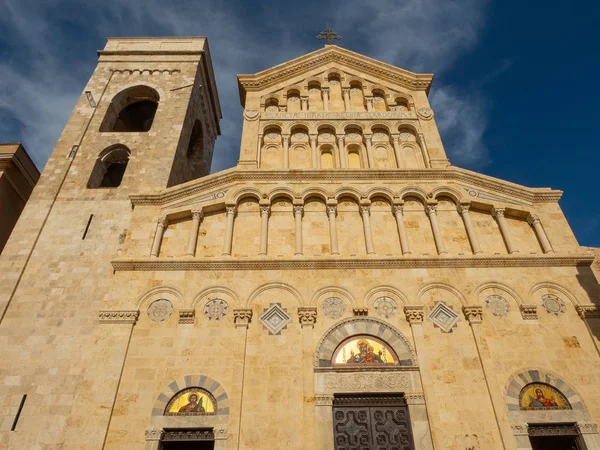 Die fassade der kathedrale von cagliari in sardinien — Stockfoto