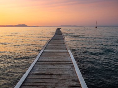 Yunanistan'da Lefkimmi plajlarında bir iskele